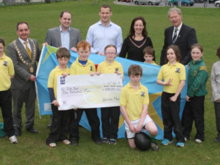 Brendan Ahearne, HR Manager, Taxback.com, presents sponsorship to the Gaelscoil Osrai, Rith Beo Fun Run, also pictured are Mayor Sean O'hArgain, Jackie Tyrrell, Michelle Crowley and Micheal O Muircheartaigh.  (Photo: Eoin Hennessy)