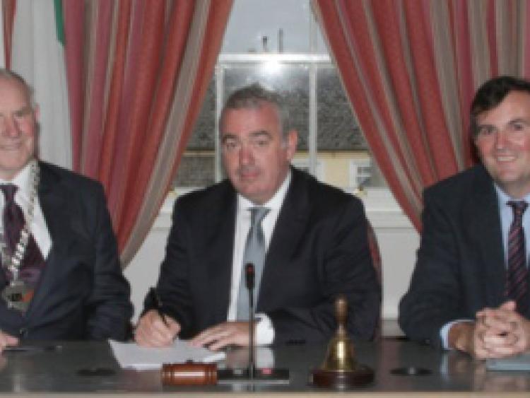 Alan Dempsey and Pat Murphy representing Diageo, signing the contracts for the Diageo St. Francis Brewery site, pictured with Cathaoirleach Pat Millea, John Mulholland, Acting C.E.O. and Philip O'Neill, Director of Services, in County Hall.  (Photo: Eoin Hennessy)