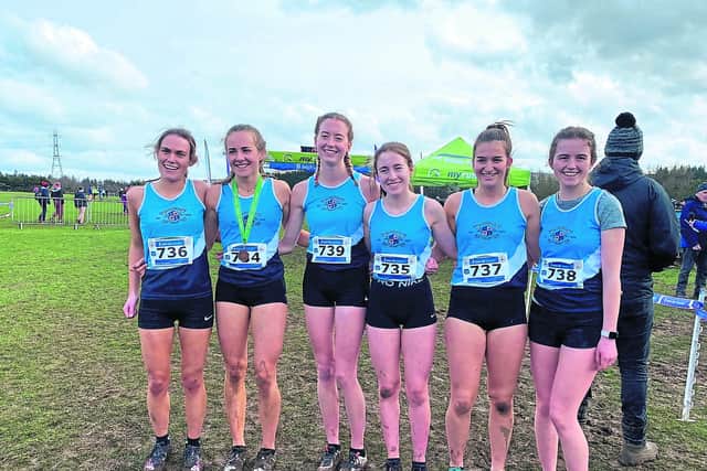 Down High School was the favourite to take the team title with Kirsti Foster and Rebecca Rossiter being the pre-race favourites for the individual titles. Belfast’s Rosie Roberts had been close to Rossiter in the Ulster Championships and was also in the leading group.