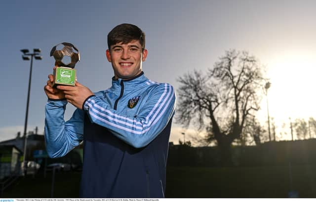 Colm Whelan of UCD with his SSE Airtricity / SWI Player of the Month award for November 2021 PICTURE: Piaras Ó Mídheach/Sportsfile