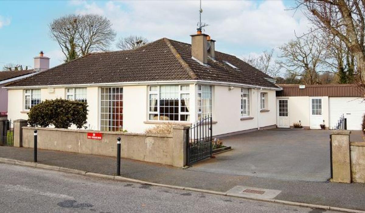 Substantial and stylish bungalow with beautiful garden for sale in