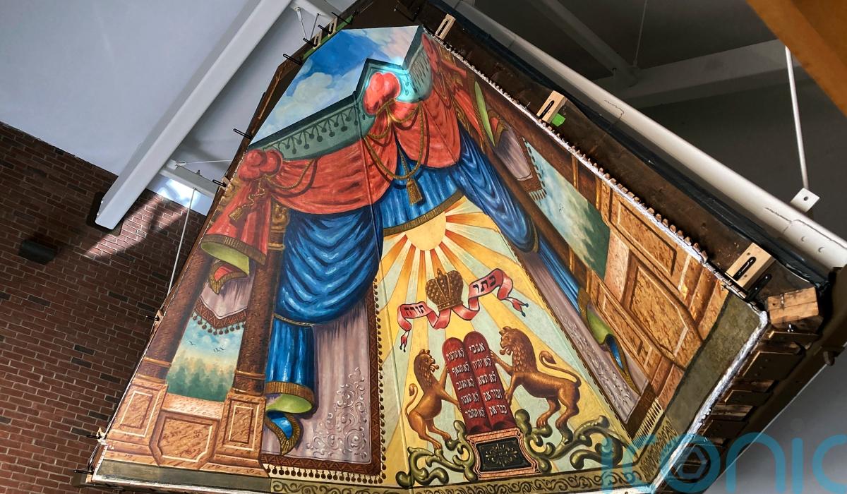 Lobis – Restauruota sinagogos freska