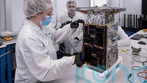 Nasa loses contact with spacecraft on way to moon