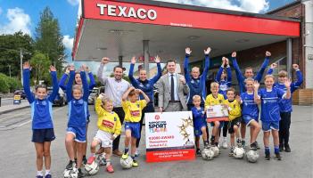 The presentation to Thomastown United AFC members was made at the Texaco Service Station in Thomastown. Pictured with them were Texaco dealer, Michael Walsh (back, second left) and Valero Area Sales M
