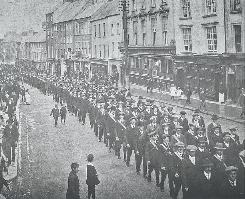 Irish Volunteers march on High Street