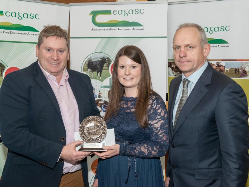 Linda Pfennig, Callan, receiving the Grassland Student of the Year award from Kevin Twomey, Blackwater Discussion Group (sponsor) and Tim Ashmore, Principal Kildalton College