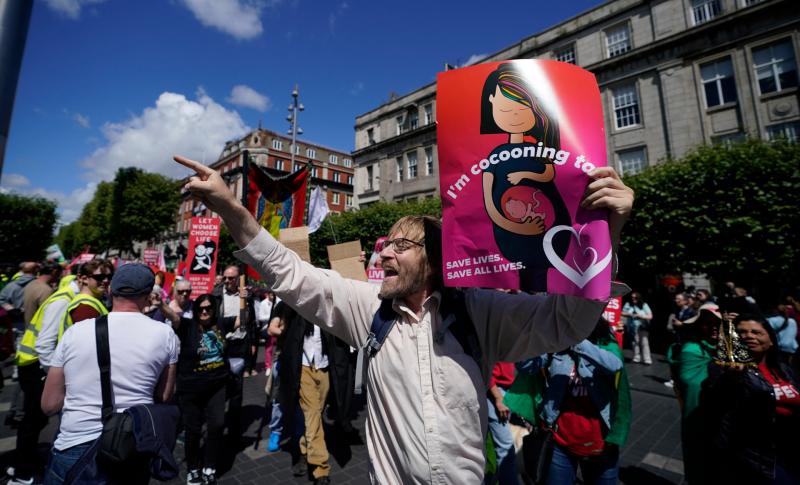 Pro-choice counter-rally takes place in Dublin as thousands demonstrate against abortion