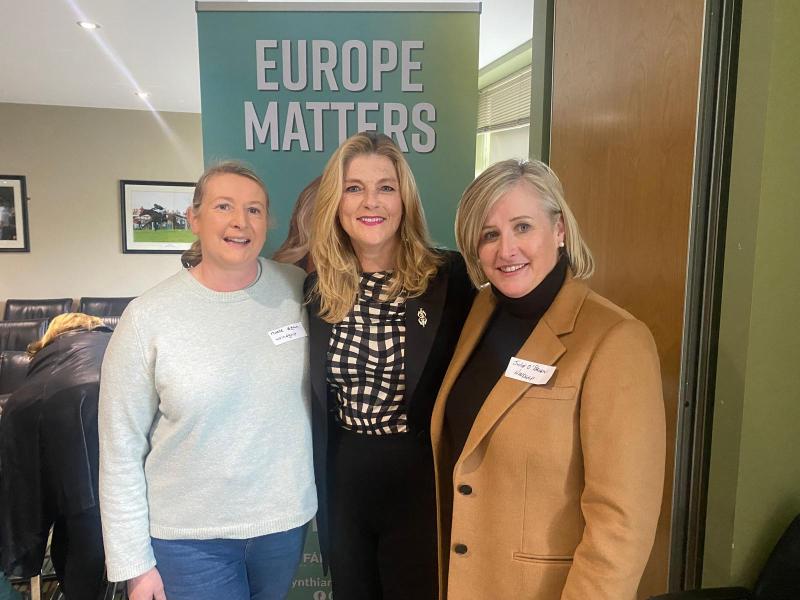 Julie O’Brien and Noelle Egan from the Windgap Community Café with Cynthia Ní Mhurchú