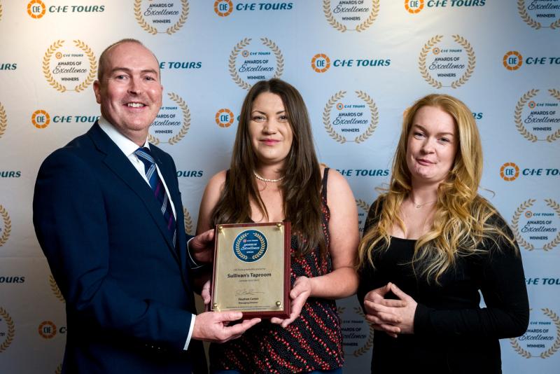 Stephen Cotter, Managing Director at CIE Tours International, present a Merit Award to Stacey Fox and Megan Sendall, Sullivan’s Taproom, at the CIE Tours Awards. Photo: John Ohle Photography