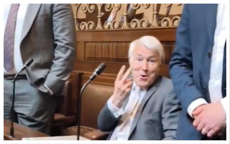 'Absolutely disgraceful' - TD Michael Lowry caught 'giving the two fingers' in the D&aacute;il