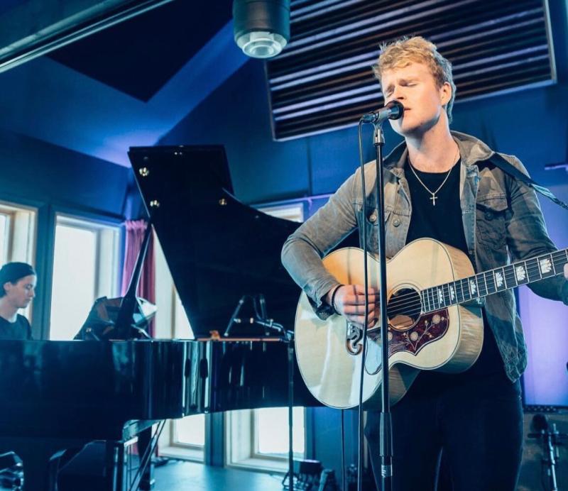 WATCH: 'Goosebumps! Pure magic'- Kodaline lead singer preforms original song for wife at wedding 