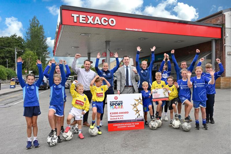 The presentation to Thomastown United AFC members was made at the Texaco Service Station in Thomastown. Pictured with them were Texaco dealer, Michael Walsh (back, second left) and Valero Area Sales M