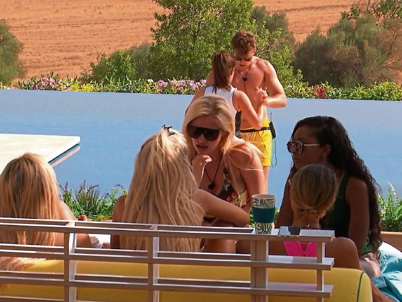 Love Island - Islanders become aware of Maura's feelings for Curtis