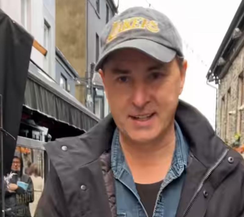 WATCH: Popular Irish-Australian singer sings on the streets of Kilkenny 
