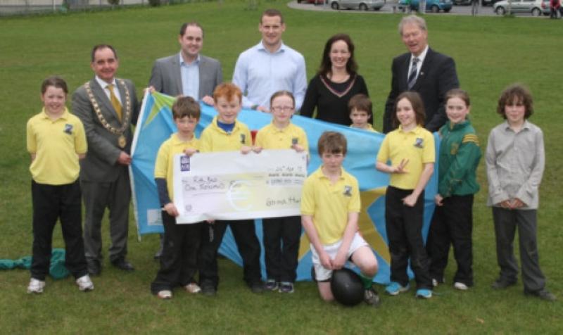 Brendan Ahearne, HR Manager, Taxback.com, presents sponsorship to the Gaelscoil Osrai, Rith Beo Fun Run, also pictured are Mayor Sean O'hArgain, Jackie Tyrrell, Michelle Crowley and Micheal O Muircheartaigh.  (Photo: Eoin Hennessy)